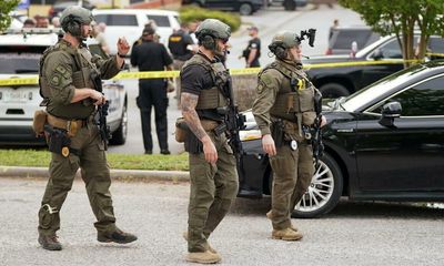 Man arrested after nine shot at South Carolina mall