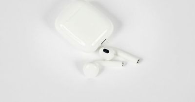 Ukrainian tracks Russian troops' movements via his looted Apple AirPods
