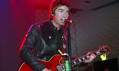 Noel Gallagher’s guitar damaged on night Oasis split goes up for auction