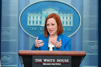 Psaki reminds Doocy he's "not a doctor"