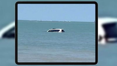 Land Cruiser Police Car Gets Stuck On Beach, Then Is Swamped By The Tide