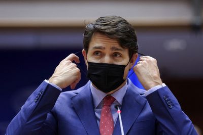 Canada to keep mask mandate after judge strikes down U.S. rule