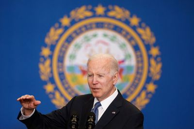 Biden hosts military chiefs as Ukraine crisis intensifies