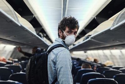 Experts split on masks on planes
