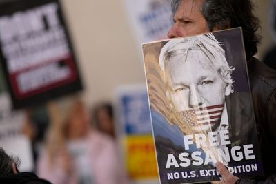 Judge sends Assange extradition decision to UK government