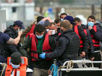 Government vows to jail asylum seekers for steering dinghies across English Channel despite UN warning