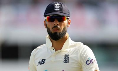 Warwickshire lead Saqib Mahmood chase as England bowler returns