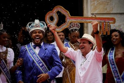 Rio mayor hands key to city to carnival king