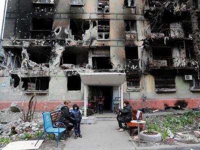 Ukraine news - live: Russia ‘attempts to storm’ Mariupol plant as mass graves found