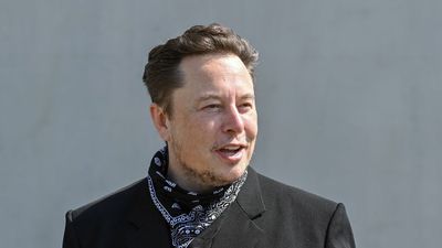 Elon Musk goes it alone on Twitter, for now