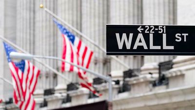 Stock Market Reverses Lower As Wall Street Awaits Fed Chairman's Speech