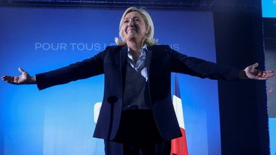 Le Pen calls on voters to choose 'between Macron and France' at final campaign rally