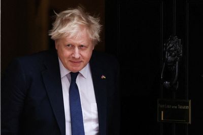 Ukrainian troops begin training in Britain as Johnson steps up support