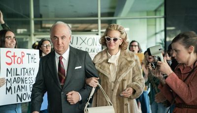 ‘Gaslit’: Julia Roberts skillfully settles into the ’70s as Martha Mitchell, a Watergate wife who wouldn’t be silent