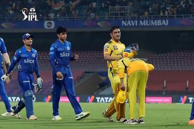 IPL 2022: Jadeja bows down to Dhoni after classic style finish against MI