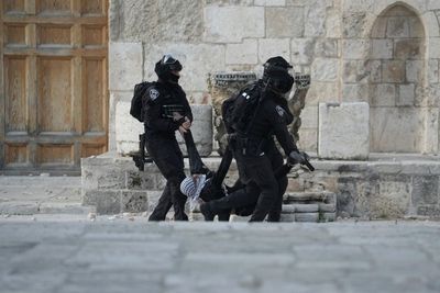Israeli police, Palestinians clash at Jerusalem holy site