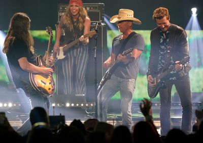 Super Bowl visit inspires singer Chesney as tour begins