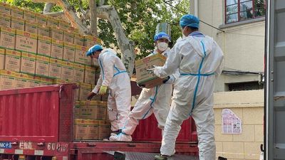 Shanghai promises to improve access to food supplies and trade amid ongoing COVID-19 shutdown