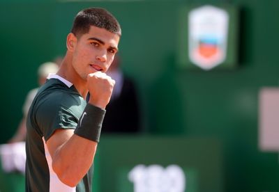 Alcaraz defeats Tsitsipas to reach Barcelona semi-finals and reach top 10