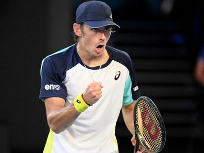 De Minaur to face Alcaraz in Barca semis