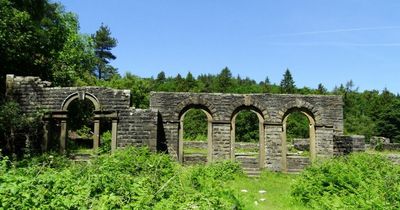 Beautiful Peak District walk where you’ll find historic ruins and mysterious shrines