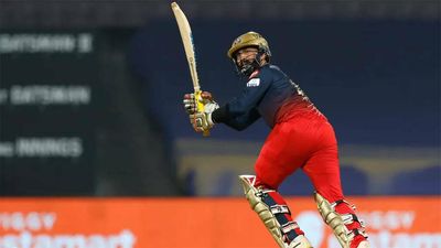 IPL 2022: Dinesh Karthik outsmarting bowlers due to clarity of thoughts, says Shastri