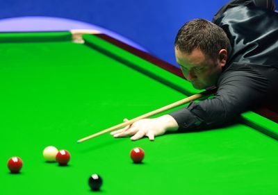 Stephen Maguire holds off Zhao Xintong fightback to seal quarter-final spot