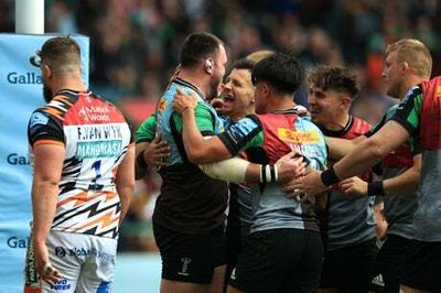 Harlequins 26-20 Leicester: Andre Esterhuizen rounds off late comeback against Premiership leaders
