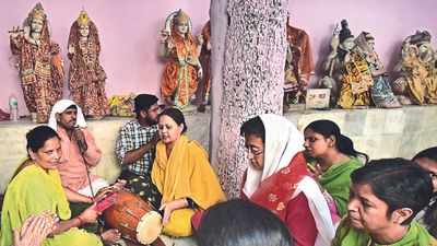 Delhi: AAP reaches spot after temple gets demolition notice