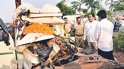Telangana: Two youngsters die in van-truck collision