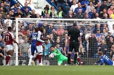 West Ham player ratings vs Chelsea: Craig Dawson and Lukasz Fabianski heroics in vain after late defeat