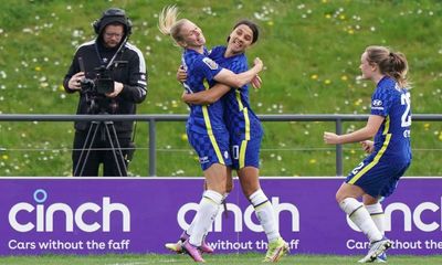 Chelsea overcome red card to beat Spurs and stay top of WSL