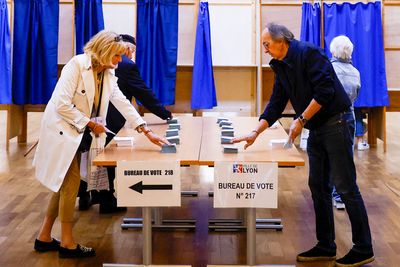 French election 2022: Voting under way in presidential runoff