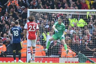 Arsenal: Danny Murphy criticises Aaron Ramsdale for reaction to Bruno Fernandes penalty