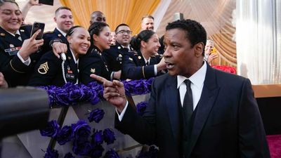 Denzel Washington Gives Heat Impromptu Speech in Hotel Lobby