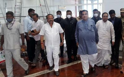 Gadkari struggles to get a cup of tea at Kalaburagi airport