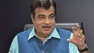 Union minister Nitin Gadkari asks for tea twice at airport, waits for 15 minutes