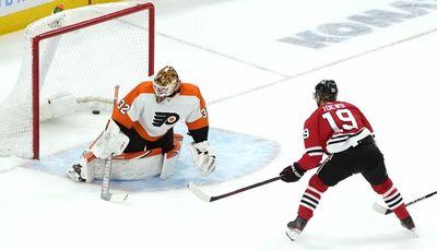 Blackhawks finally hold lead, reward fans with win over Flyers