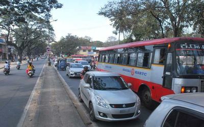 Tree falls on van killing cab driver and his son near Bengaluru