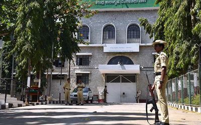 Alert prison guards unearth drug smuggling case
