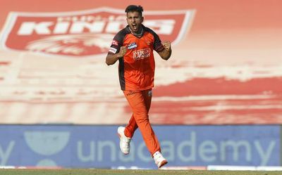 Titans and Sunrisers in a power battle