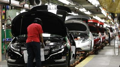 Rental car shortage creating tourism headache in Queensland as production delays stymie supply