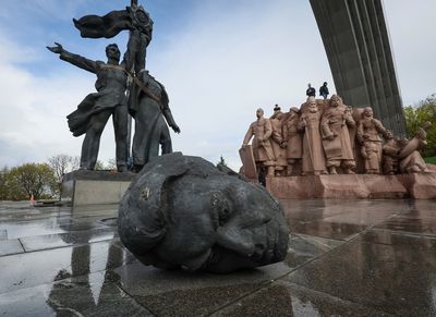 Kyiv pulls down Soviet-era monument symbolising Russian-Ukrainian friendship