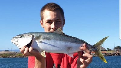 Search for teen fisher Brenden Hurd resumes at Port Kembla as locals warn of Hill 60 rock ledge danger