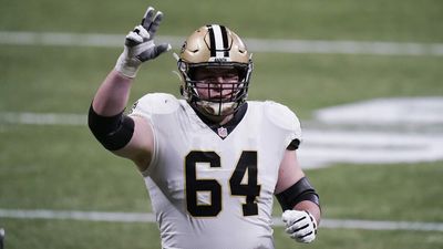 Chargers sign OL Will Clapp