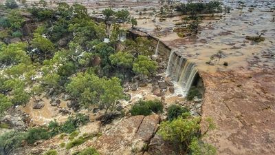 Western Queensland soaked in record-breaking April rain as Longreach surrounded by floodwaters