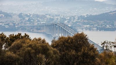 Air quality in parts of Hobart 'worse than Beijing' due to smoke haze from planned burn