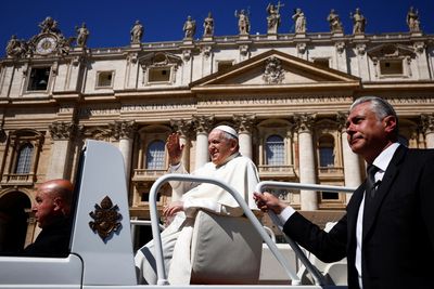 Limping pope again appeals for peace in Ukraine