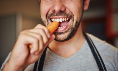Crunching on carrots and snacking after dinner: the culinary secrets to a healthy mouth