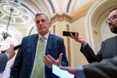 Republicans applaud Kevin McCarthy after he defends Trump’s resignation comments, report says